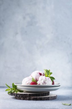 Ahududu ve nane aromalı tatlı dondurma.