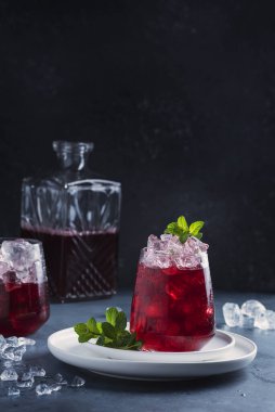 Koyu arkaplanda buzlu ve naneli kırmızı kakao, seçici odak resmi