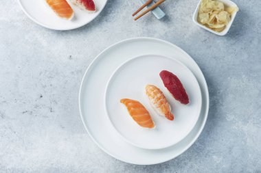 Açık arkaplanda geleneksel Japon suşisi karışımı, seçici odaklı resim