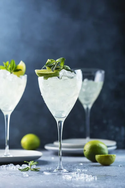 Sommercocktail Mojito Mit Rum Limette Und Minze Selektives Fokusbild — Stockfoto