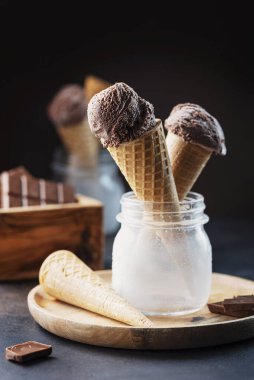 Siyah masada lezzetli çikolatalı dondurma, seçici odaklı resim.