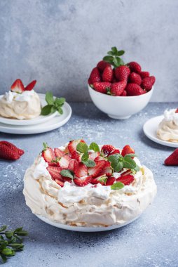 Pasta Pavlova kremalı, çilekli ve kremalı, seçici odaklı resim