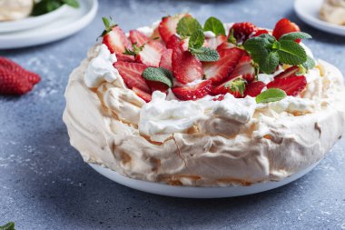Pasta Pavlova kremalı, çilekli ve kremalı, seçici odaklı resim