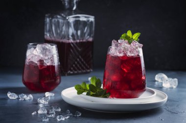 Koyu arkaplanda buzlu ve naneli kırmızı kakao, seçici odak resmi