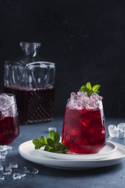 Koyu arkaplanda buzlu ve naneli kırmızı kakao, seçici odak resmi