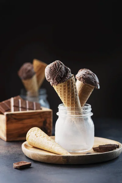 Вкусное Шоколадное Мороженое Черном Столе Избирательное Фокусное Изображение — стоковое фото