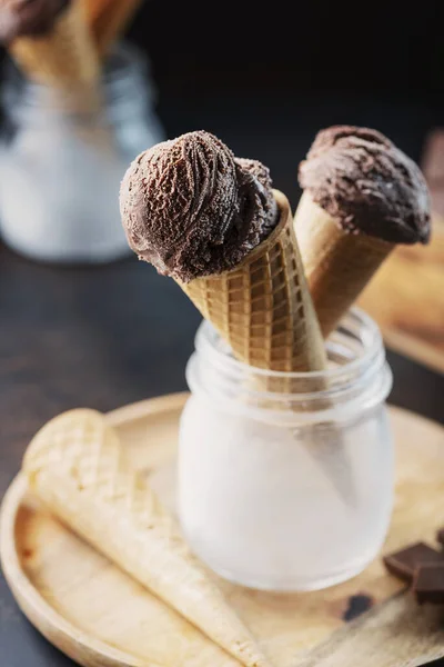 Вкусное Шоколадное Мороженое Черном Столе Избирательное Фокусное Изображение — стоковое фото
