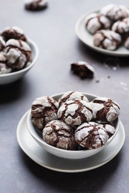 Tatlı çikolatalı buruşuk kurabiyeler siyah arka planda şekerli, seçici odaklı resim