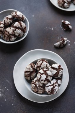 Tatlı çikolatalı buruşuk kurabiyeler siyah arka planda şekerli, seçici odaklı resim