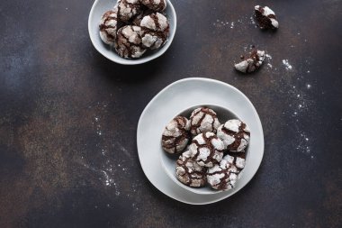 Tatlı çikolatalı buruşuk kurabiyeler siyah arka planda şekerli, seçici odaklı resim