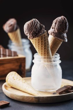 Siyah masada lezzetli çikolatalı dondurma, seçici odaklı resim.