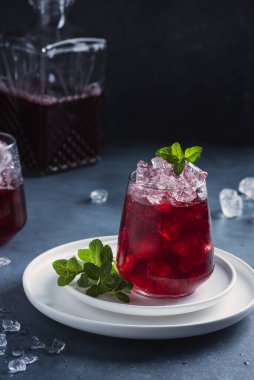 Koyu arkaplanda buzlu ve naneli kırmızı kakao, seçici odak resmi