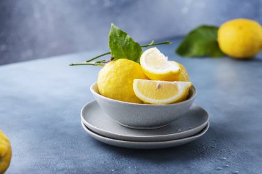 Seramik kasede taze Sicilya limonları, seçici odak görüntüsü