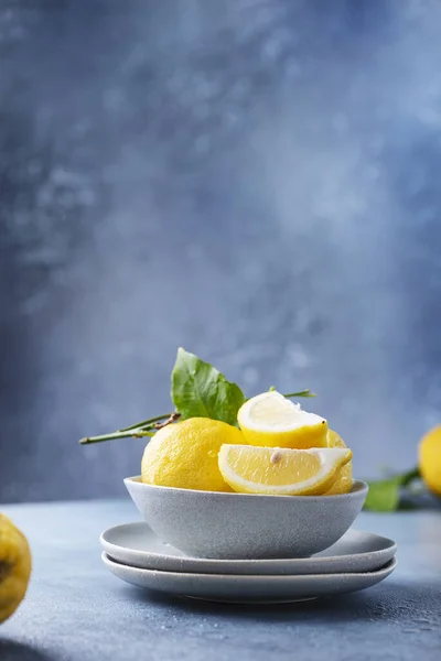 Свежие Сицилийские Лимоны Керамической Миске Селективное Фокусное Изображение — стоковое фото