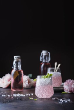 Nane aromalı pembe kokteyl ve siyah arka planda ezilmiş, seçici odaklı resim.