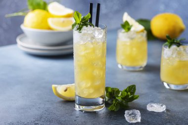 Limonlar, nane ve buzla taze yaz kokteyli, seçici odak noktası.