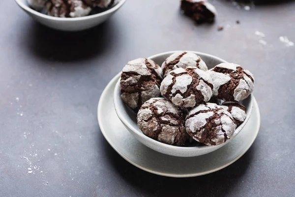 Сладкий Шоколад Морщины Печенье Глазури Сахара Черном Фоне Селективное Изображение — стоковое фото