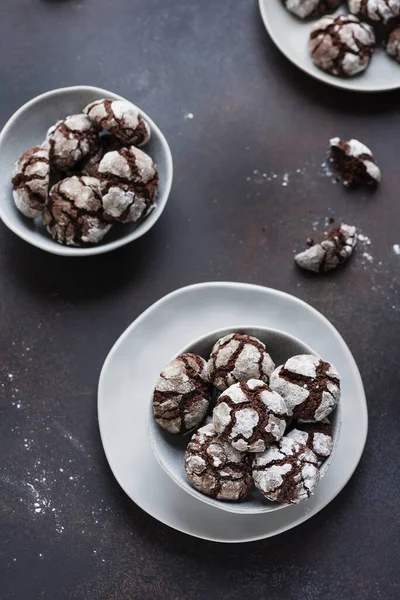Сладкий Шоколад Морщины Печенье Глазури Сахара Черном Фоне Селективное Изображение — стоковое фото