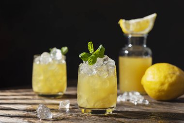 Güçlü güneş ışığıyla yaz soğuk kokteyli, seçici odak görüntüsü