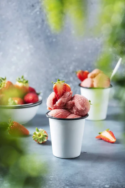 Παγωτό Φράουλα Καλοκαίρι Και Φρέσκια Φράουλα Επιλεκτική Εικόνα Εστίασης — Φωτογραφία Αρχείου