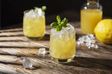 Güçlü güneş ışığıyla yaz soğuk kokteyli, seçici odak görüntüsü