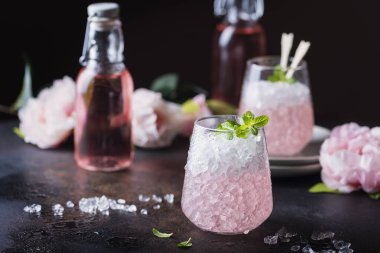 Nane aromalı pembe kokteyl ve siyah arka planda ezilmiş, seçici odaklı resim.
