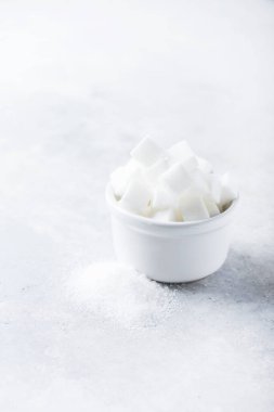 Tje hafif arka planda şeker küpleri ve şeker tanecikleri, seçici odaklanma