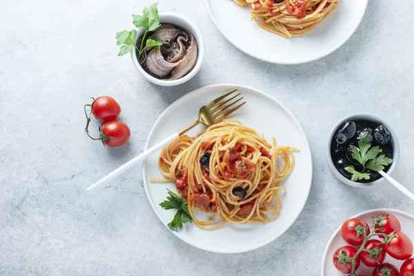 Massa Italiana Tradicional Com Tomate Azeitonas Alcaparras Anchovas Salsa Imagem — Fotografia de Stock