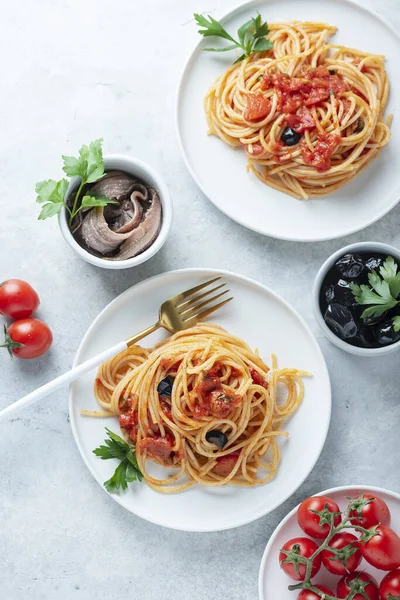 Massa Italiana Tradicional Com Tomate Azeitonas Alcaparras Anchovas Salsa Imagem — Fotografia de Stock