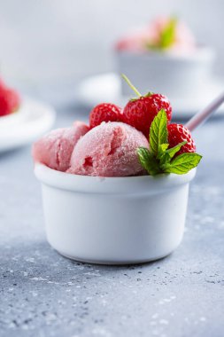 Taze çilekli yaz şerbeti, seçici odak görüntüsü