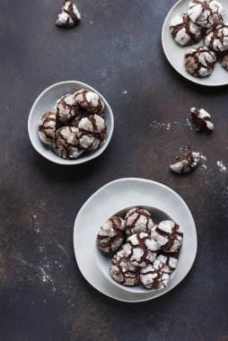 Tatlı çikolatalı buruşuk kurabiyeler siyah arka planda şekerli, seçici odaklı resim