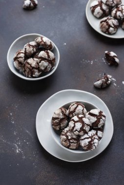 Tatlı çikolatalı buruşuk kurabiyeler siyah arka planda şekerli, seçici odaklı resim