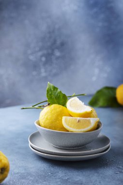 Seramik kasede taze Sicilya limonları, seçici odak görüntüsü