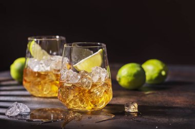 Buzlu ve limonlu Küba romu, güçlü gölgeli yaz konsepti, seçici odaklı resim