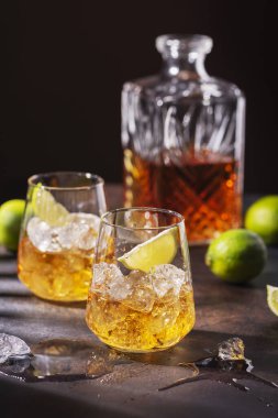 Buzlu ve limonlu Küba romu, güçlü gölgeli yaz konsepti, seçici odaklı resim