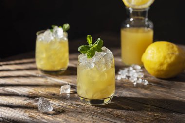 Güçlü güneş ışığıyla yaz soğuk kokteyli, seçici odak görüntüsü