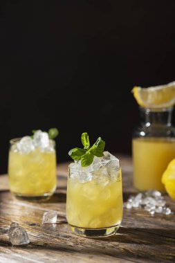 Güçlü güneş ışığıyla yaz soğuk kokteyli, seçici odak görüntüsü