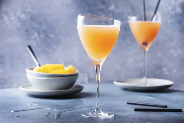 Cóctel Tradicional Italiano Bellini Con Prosecco Melocotones Enfoque Selectivo Imagen — Foto de Stock