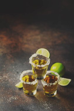 Tuz ve limonlu tekila shot, seçici odaklanma ve tonlu görüntü