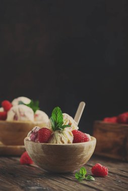 Tahta masada ahududu ve nane şekerli yaz dondurması seçici odak ve tonlu resim