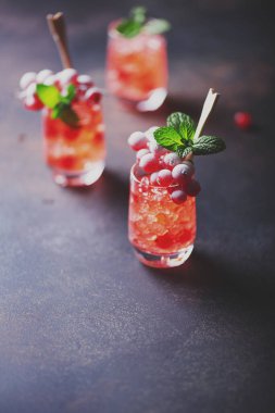 Frenk üzümlü, naneli ve buzlu alkol, seçici odak ve tonlu resim