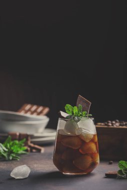 Bir bardak soğuk yaz kahvesi, naneli ve çikolatalı, seçici odaklı ve renkli.