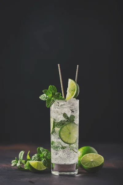 Alkoholischer Mojito Mit Limette Minze Und Eis Auf Schwarzem Hintergrund — Stockfoto