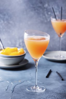 Prosecco ve şeftalili geleneksel İtalyan kokteyl bellini, seçici odaklı resim