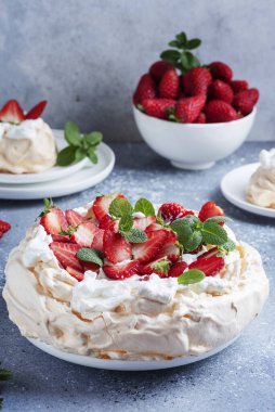 Pasta Pavlova kremalı, çilekli ve kremalı, seçici odaklı resim