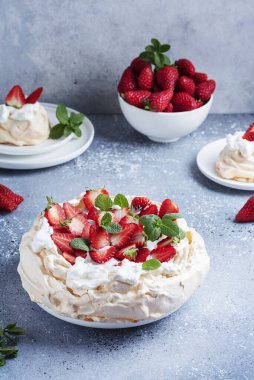 Pasta Pavlova kremalı, çilekli ve kremalı, seçici odaklı resim