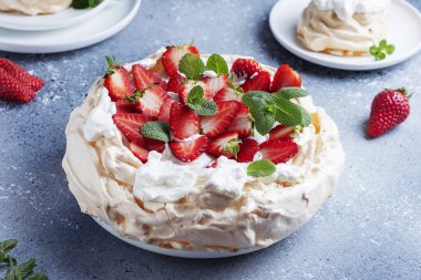 Pasta Pavlova kremalı, çilekli ve kremalı, seçici odaklı resim