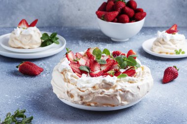 Pasta Pavlova kremalı, çilekli ve kremalı, seçici odaklı resim