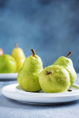 Masada taze yeşil armutlar, seçici odak görüntüsü