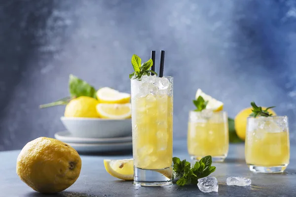 Frischer Sommercocktail Mit Zitronen Minze Und Eis Selektives Fokusbild — Stockfoto